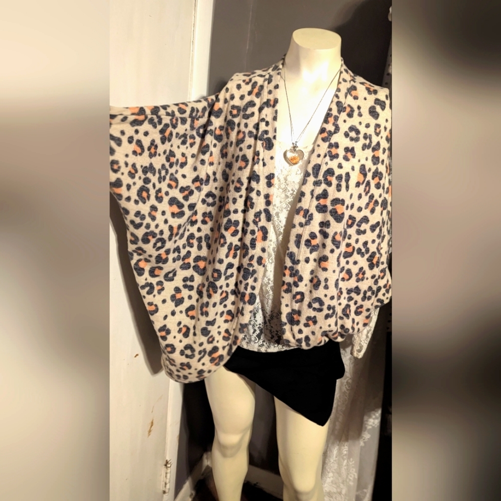 Lularoe tunic poncho mid sleeve shawl cover up large cheetah peach gray so soft